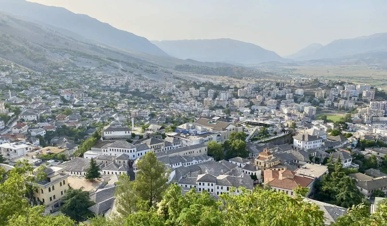 Vedere cu vedere la un mic oraș din Albania, înconjurat de munți luxurianți