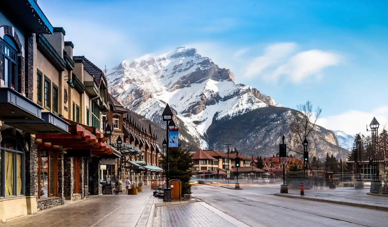 Η γραφική πόλη Banff, Αλμπέρτα, Καναδάς με βουνά σε απόσταση