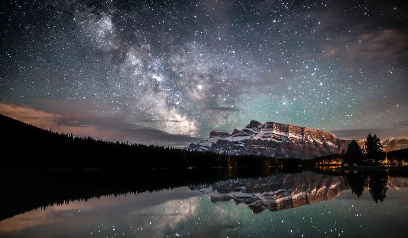 Yıldızlı bir gökyüzünün altında gece Louise Gölü ve Banff