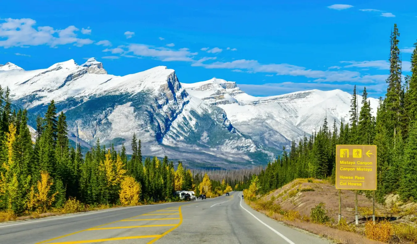 El hermoso paisaje de Alberta, Canadá, entre Banff y Jasper