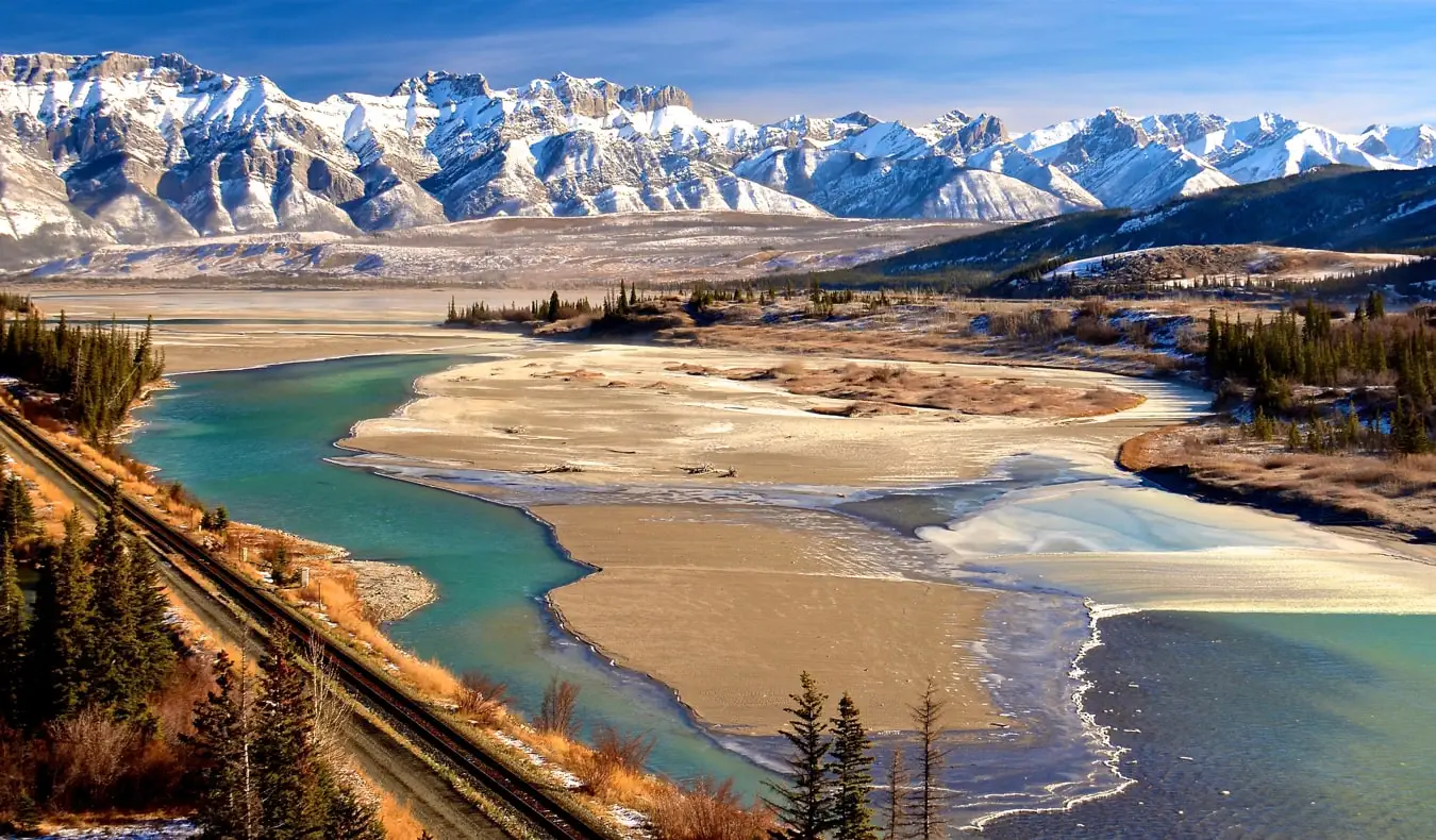 Den fantastiske utsikten mellom Jasper og Edmonton i Alberta, Canada