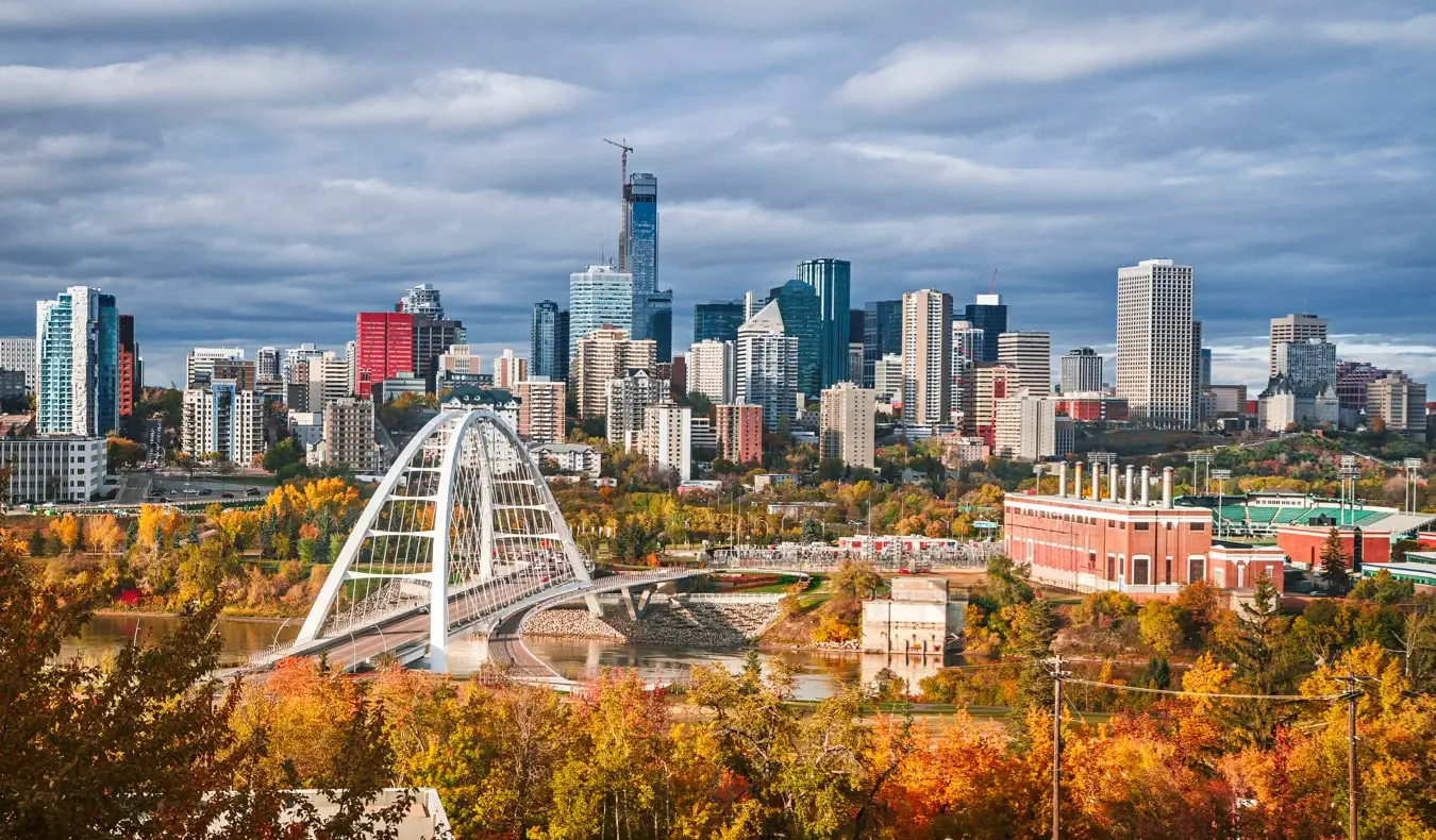 Skyline av Edmonton, Alberta, Kanada under hösten