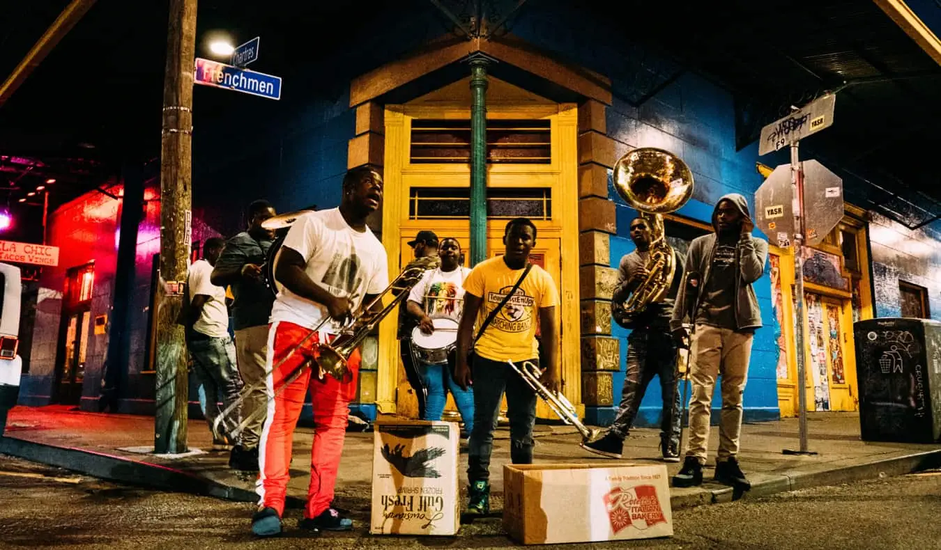 Una banda en vivo tocando música afuera en Nueva Orleans