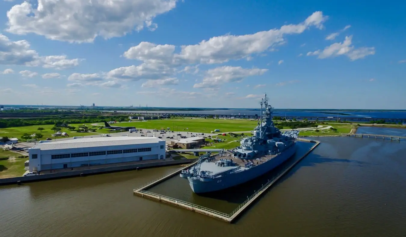 Sebuah kapal pengangkut pesawat besar berlabuh berhampiran Mobile, Alabama