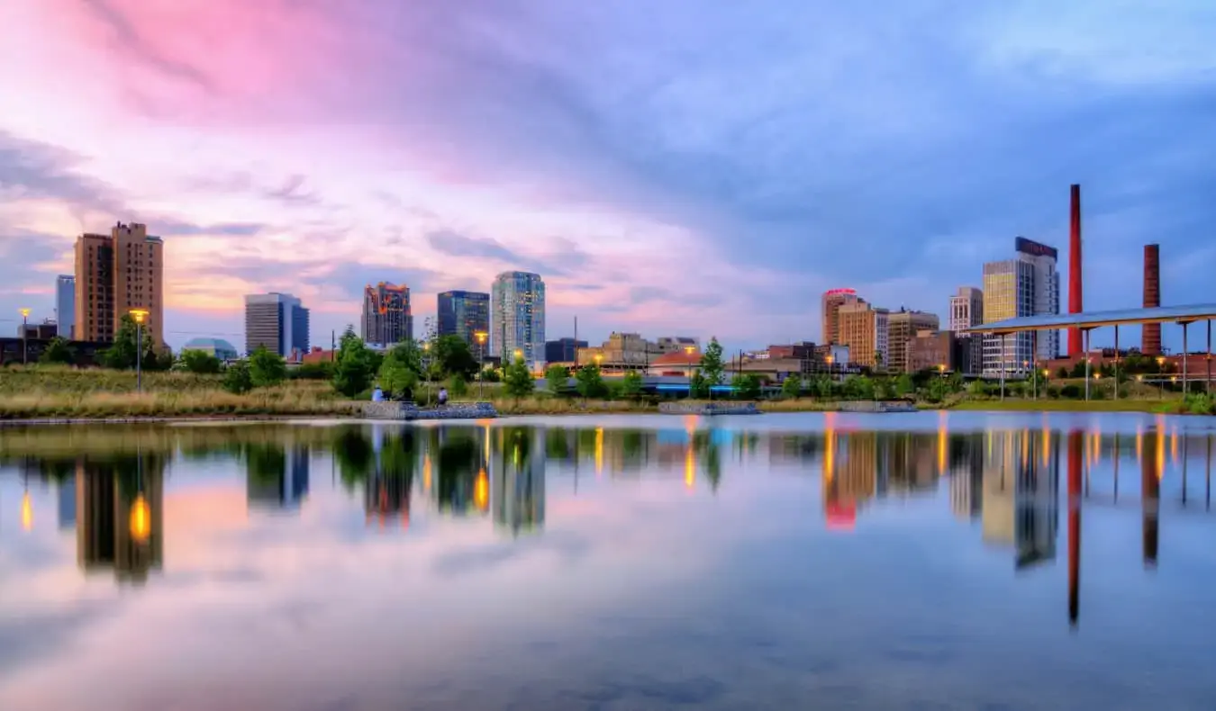 Lo skyline di Birmingham, Alabama al tramonto