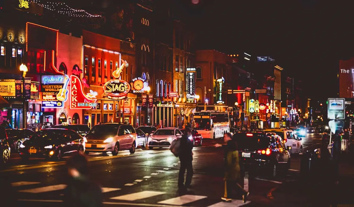 Las luces brillantes del centro de Nashville, Tennessee, en la noche