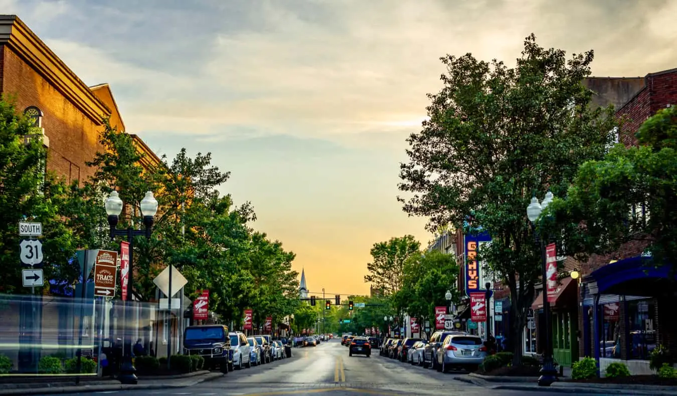 Le charmant centre-ville de Franklin, Tennessee, au coucher du soleil