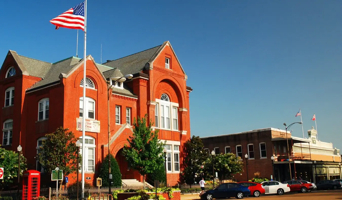 Sebuah bangunan bata bersejarah di Oxford, Amerika Syarikat