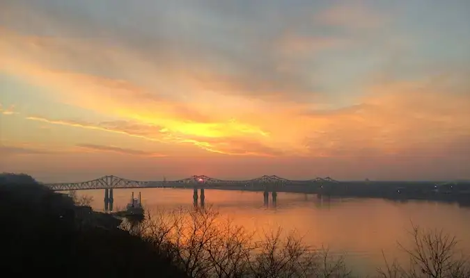 solnedgången över Mississippifloden i Natchez, MS