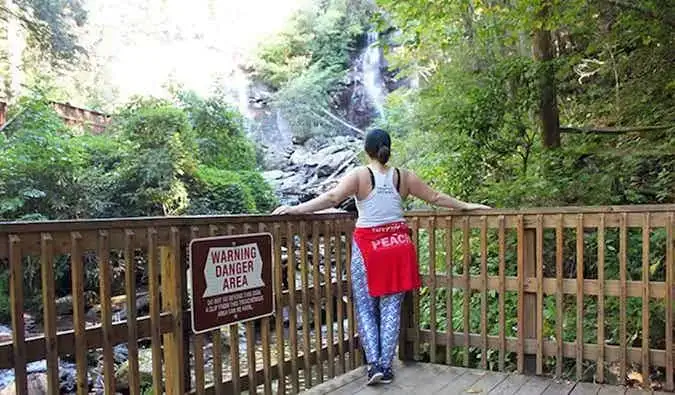 Caroline Eubanks insegue le cascate a Helen, Georgia