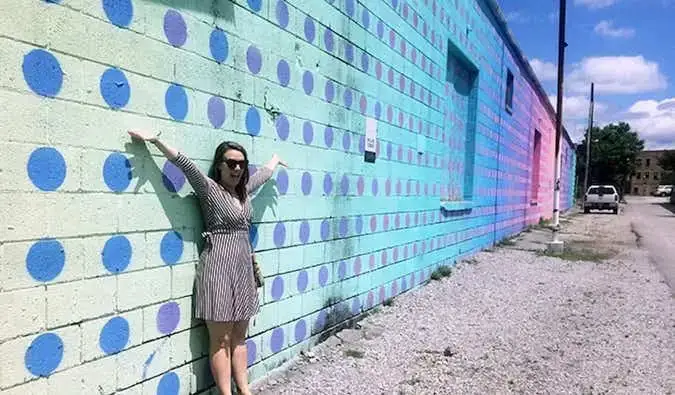 Caroline Eubanks na nakatayo sa harap ng mga mural sa Chattanooga, Tennessee