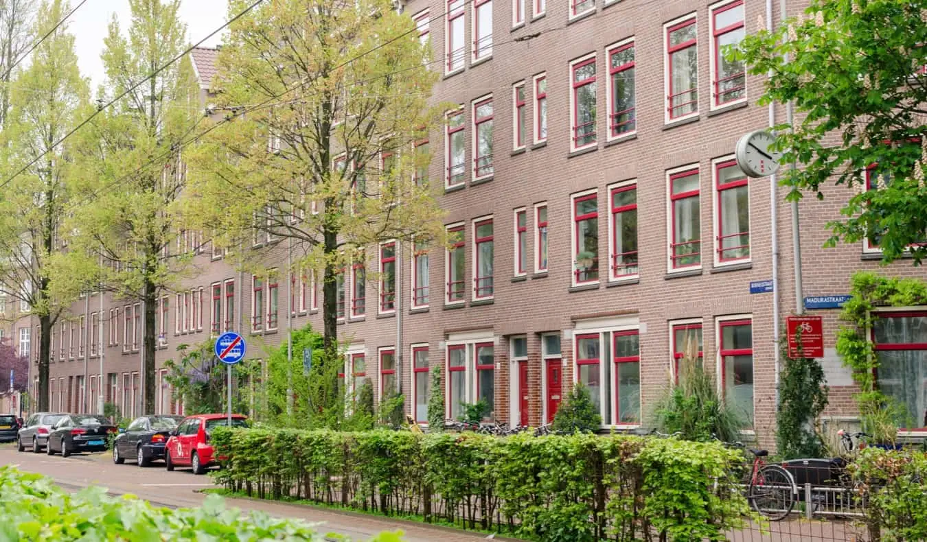 Um prédio de apartamentos em uma rua residencial tranquila em Oost, Amsterdã, Holanda