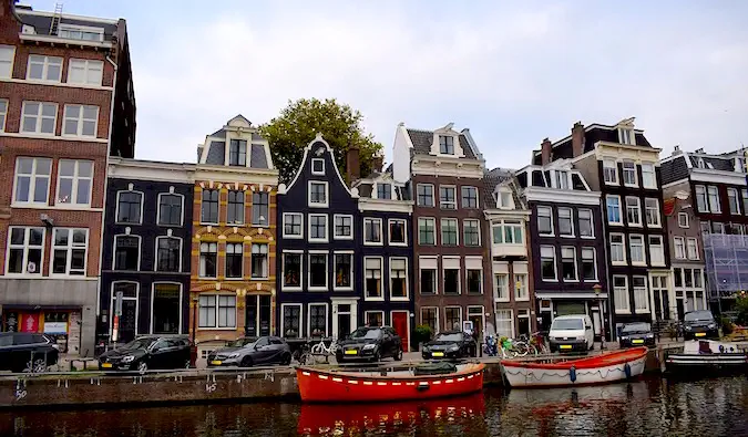 Barcos e edifícios perto do canal na cidade de Amsterdã, Holanda