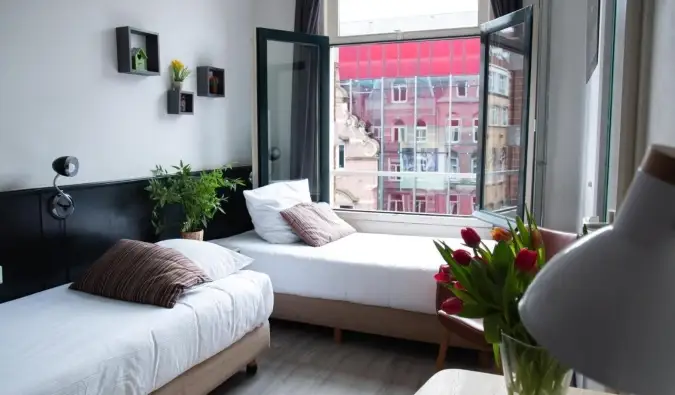 Gemütliches Gästezimmer mit Balkon am Max Brown Museum Square in Amsterdam, Niederlande