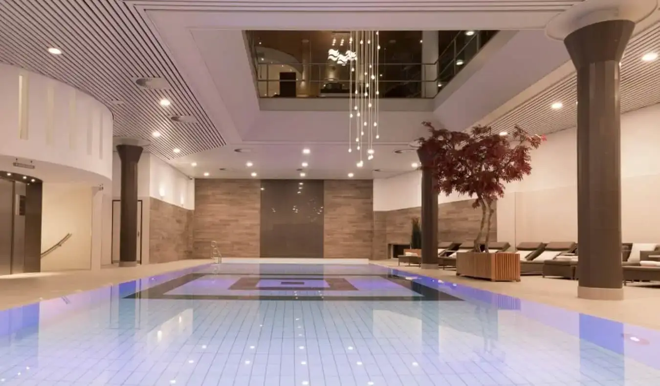 Lussuosa piscina coperta con lucernario presso l'Hotel Okura di Amsterdam, Paesi Bassi