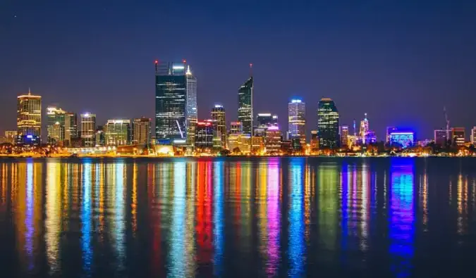 Panorama Perth w Australii rozświetliła się nocą