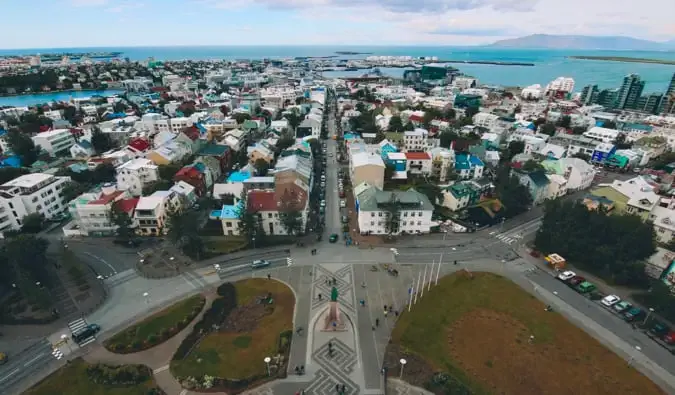 Madártávlati kilátás az izlandi fővárosról, Reykjavikról a városból nézve