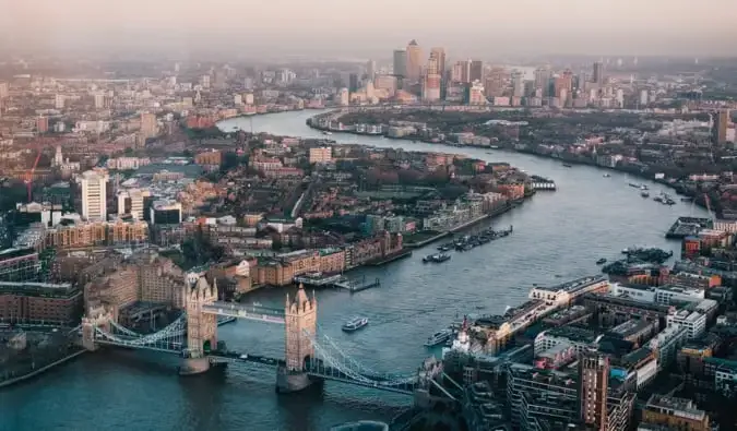 A kilátás London városára és a folyóra, beleértve számos híres látnivalóját