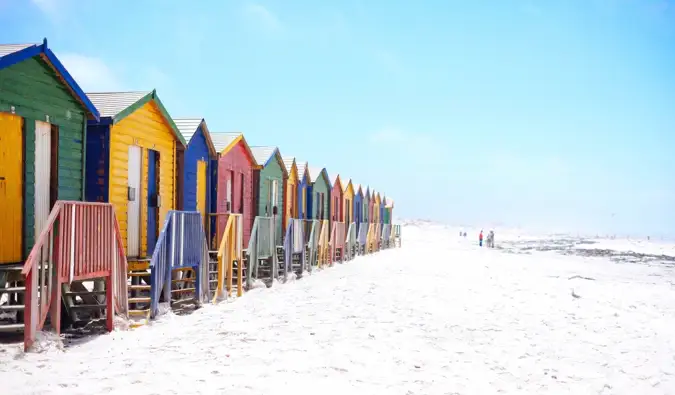 Spalvingi paplūdimio nameliai Muizenberg paplūdimyje Keiptaune, Pietų Afrikoje