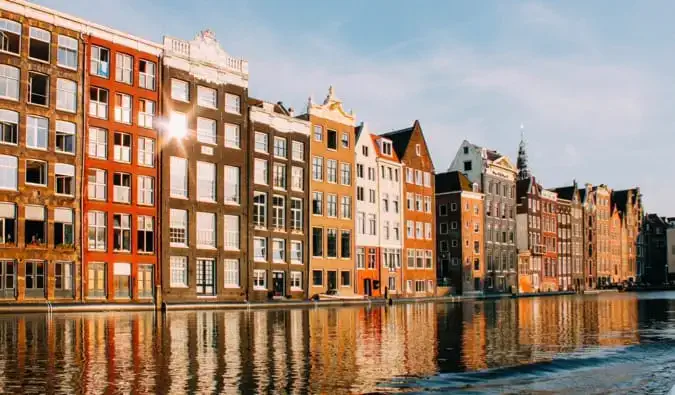 Amsterdam'ın dar kanal boyunca sıralanan tarihi binaları