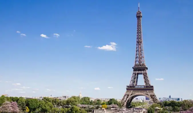 Paris, Fransa'da parlak, güneşli bir günde bir Eyfel Kulesi