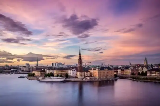 Piękne zdjęcie panoramy Sztokholmu i wód o zachodzie słońca w Szwecji