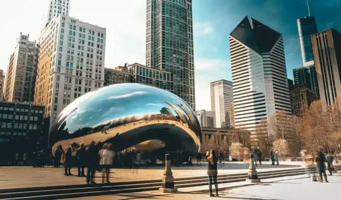 Turyści i mieszkańcy oglądający słynną sztukę i architekturę Chicago, USA