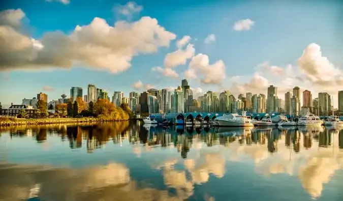 Orizontul uimitor al orașului Vancouver, Canada și reflectarea lui în apă