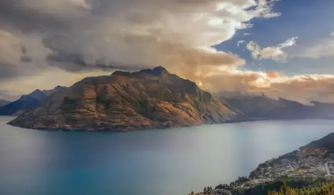 Queenstown, Yeni Zelanda'nın inişli çıkışlı ve engebeli dağları