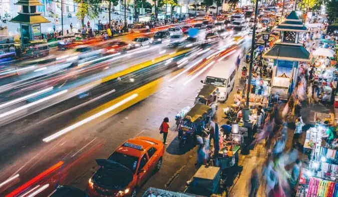 Une photo à longue exposition des rues trépidantes de Bangkok, en Thaïlande, la nuit