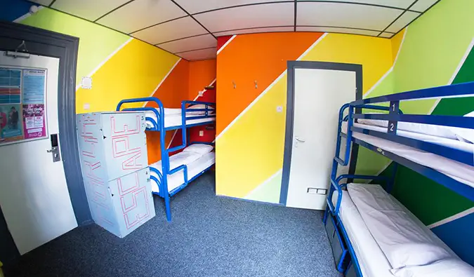 Literas en un dormitorio de colores brillantes en The Flying Pig Hostels