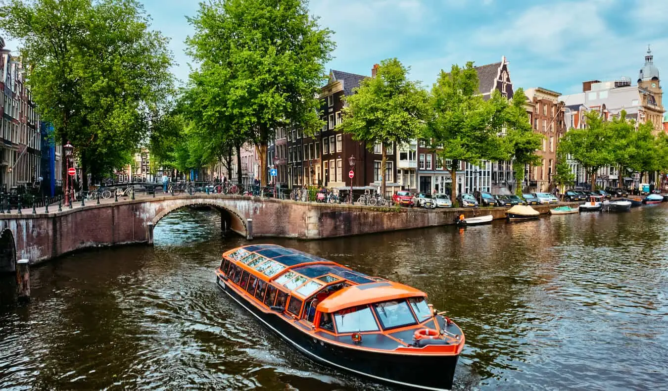 Tur perahu menyusuri kanal Amsterdam pada hari yang cerah