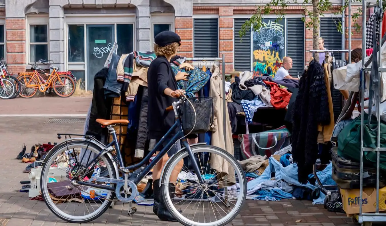 Grāmatas un apģērbi tiek pārdoti Waterlooplein blusu tirgū Amsterdamā, Nīderlandē