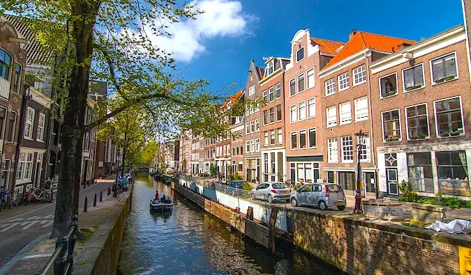 Nhìn xuống một con kênh ở Amsterdam.