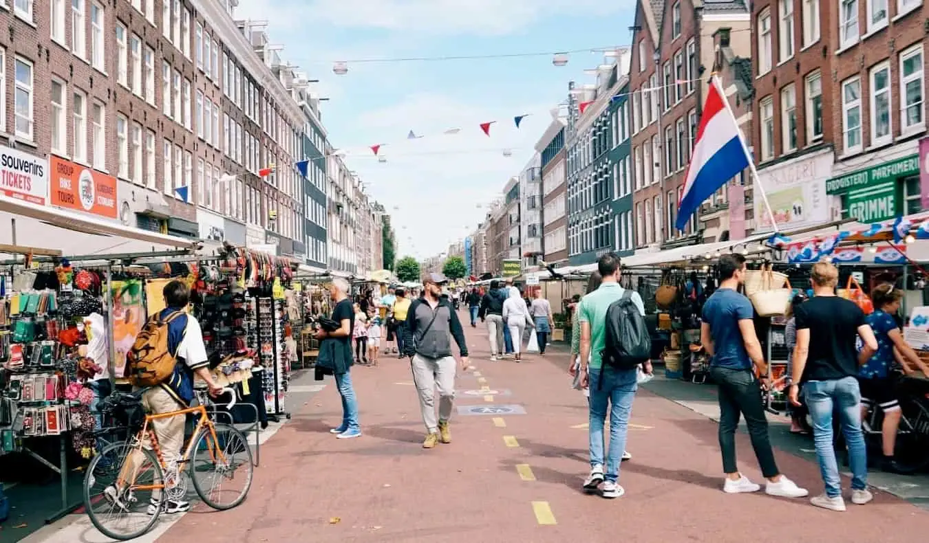 Foodhallen-ruokamarkkinoiden sisätilat Amsterdamissa, Alankomaissa