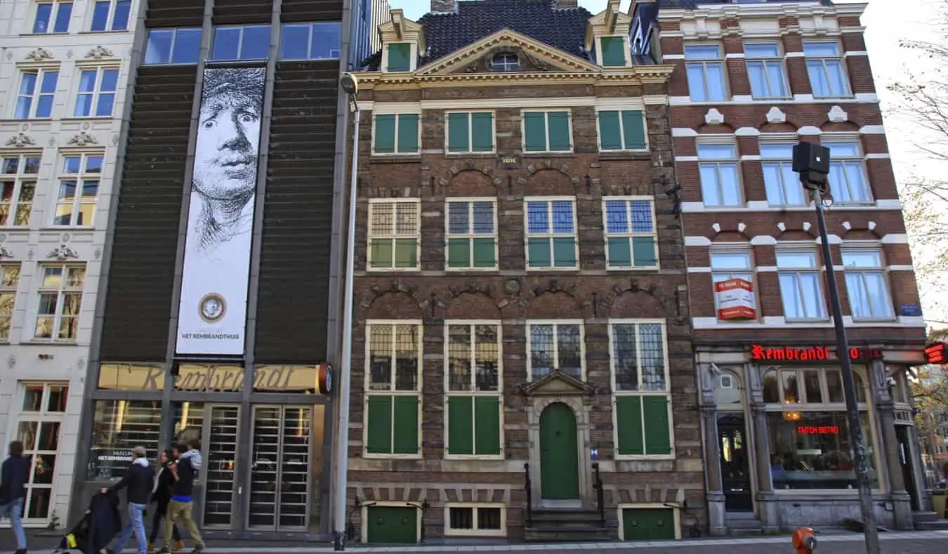 Exteriorul muzeului Casei Rembrandt din Amsterdam