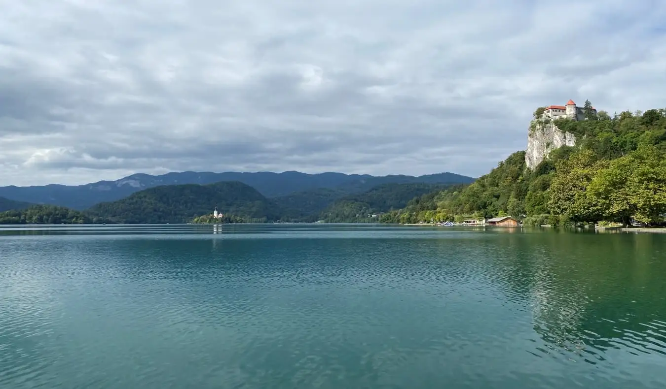 näkymä Bled-järvelle Sloveniassa linnoja ja vuoria taustalla