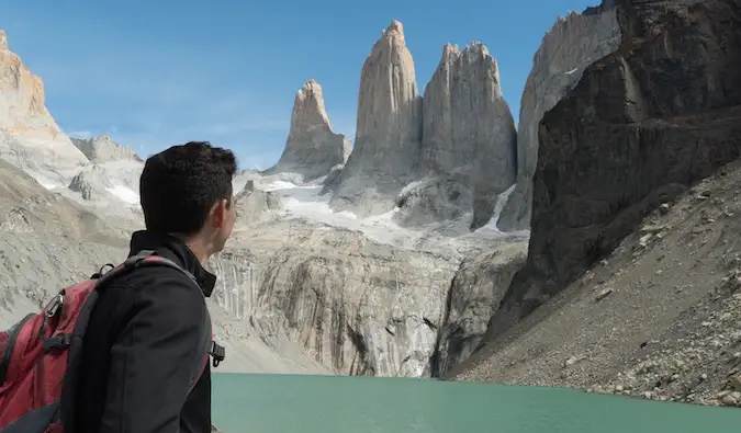 Mattt nòmada mirant el bell paisatge mentre fa senderisme a la Patagònia, Xile