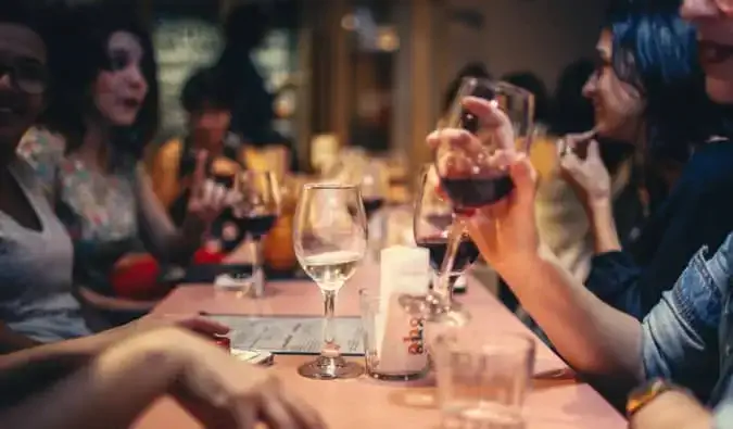 amigos comiendo en un restaurante