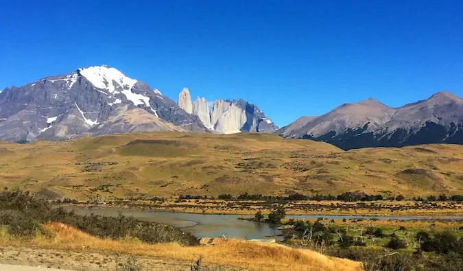 Rozlehlé kopce a údolí Patagonie v Chile za jasného dne s horami v dálce