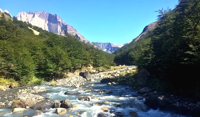 Быстрая река, окруженная лесами, в Патагонии, Чили.