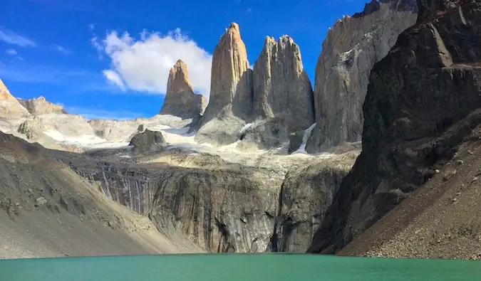 Las Torres Torres del Paine nacionālajā parkā, Čīlē ar spilgti zilām debesīm fonā