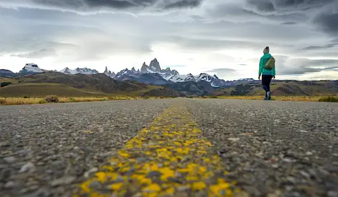 Stând pe Ruta 40, chiar lângă El Chaltén, în Patagonia, cu munți în depărtare