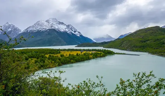 Isang kalmadong glacial lake malapit sa Refugio Dickson sa Patagonia