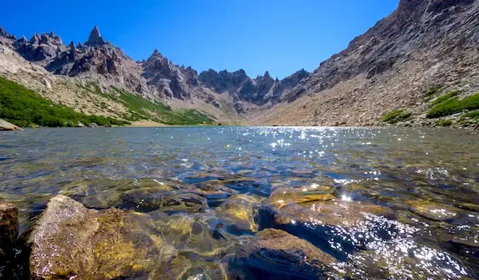 Kalmadong tubig sa isang lambak malapit sa Refugio Frey sa isang maliwanag at maaraw na araw