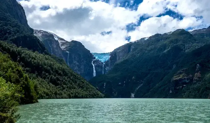 Queulat-gletsjer omgeven door turquoise wateren en weelderige, groene bossen