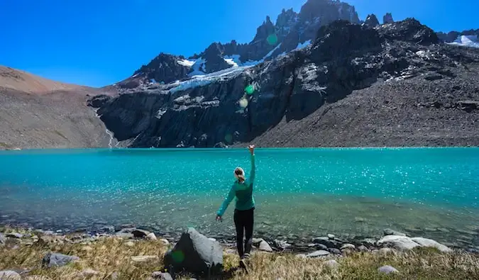 Si Kristin Addis ay nag-pose malapit sa Cerro Castillo Glacier sa Patagonia