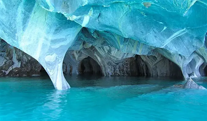 De verbluffende kleuren en vormen van het interieur van de Marmergrotten in Patagonië