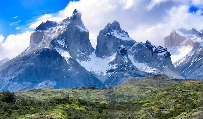 De torenhoge, met sneeuw bedekte bergen van Patagonië in Chili