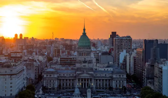 Sonnenuntergang über der städtischen Skyline in Argentinien